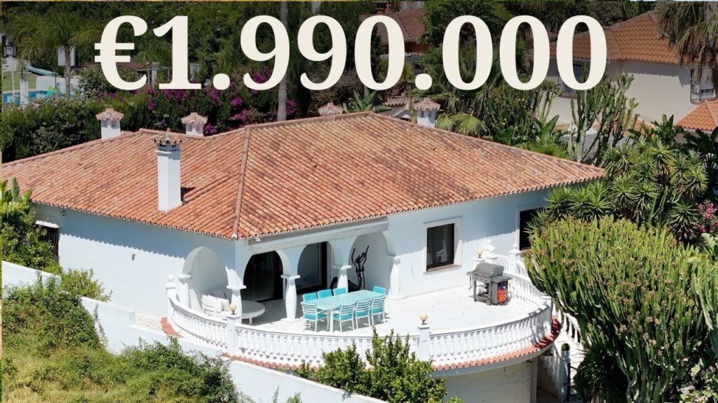 Andalusian-Style Marbella Villa: 6 Rooms, Sea Views, Solar-Powered, Prime Investment!